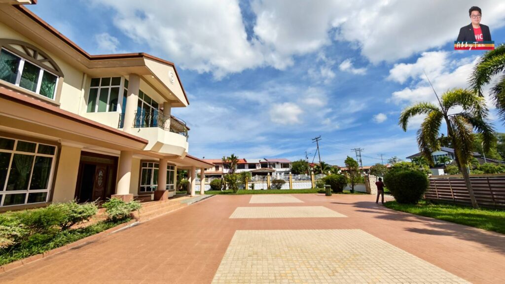 Prestige Bungalow in Kolombong | Big Land 18,038 sqft, Private Family