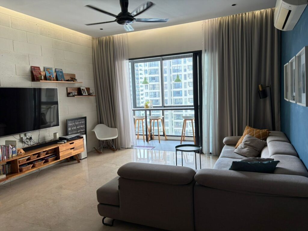 Private Lift. Well kept & Spacious unit. Great View overlooking pool