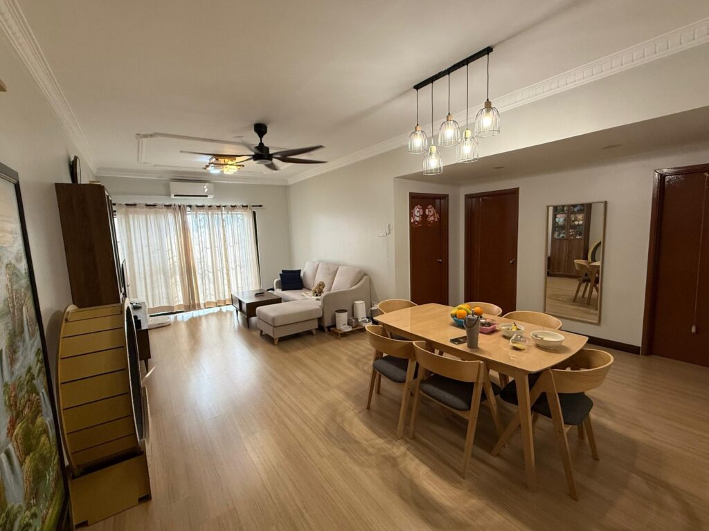 1200sf Spacious unit. Nicely Renovated. Well kept. Great Accessibility